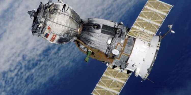 RREZIK PËRPLASJE/ NASA: Anija kozmike amerikane dhe sateliti rus janë shumë afër