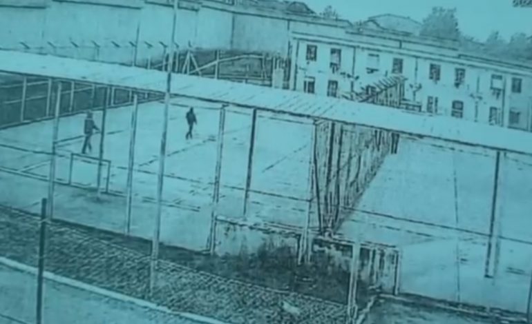 TË TJERA PAMJE/ Të burgosurit vrapojnë drejt vendngjarjes, momentet kur Mjacaj ekzekutoi Arben Lleshin në qeli