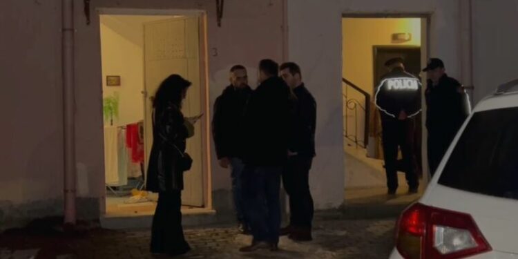 TRAGJEDIA/ Nënë e bijë u gjetën pa jetë në banesë: E moshuara e paralizuar, vajza kujdesej për të