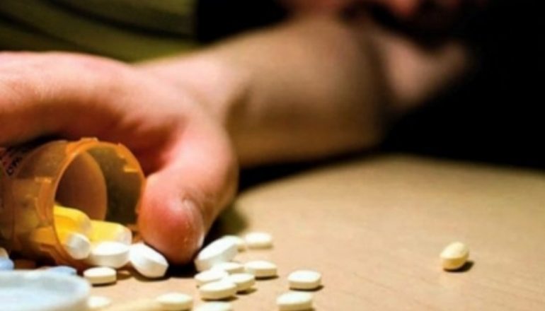 E RËNDË NË LUSHNJË/ 18-vjeçarja i jep fund jetës me fostoksinë pas konflikteve me bashkëshortin