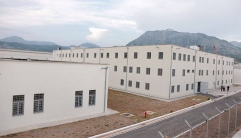 KONTROLLE NË BURGUN E REÇIT/ 6 të burgosurve u gjenden doza hashashi në qeli