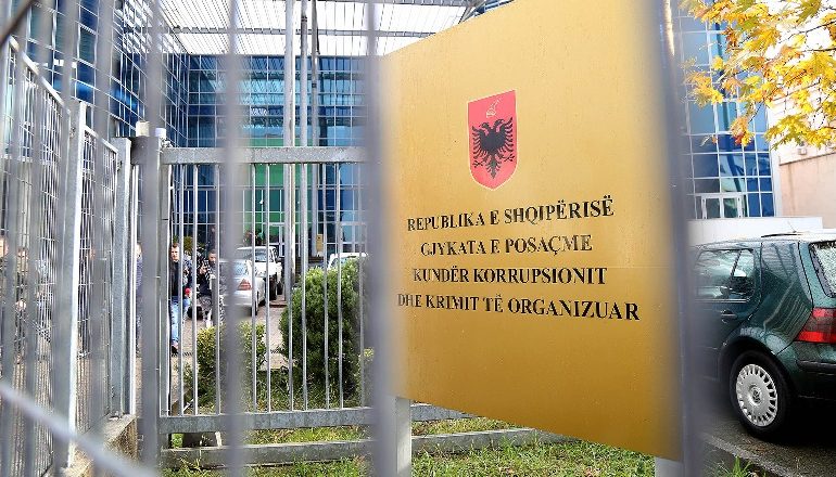 U ARRESTUA DITËN E DJESHME/ GJKKO lë në burg pjesëtarin e grupit kriminal për kalimin e paligjshëm të emigrantëve (EMRI)