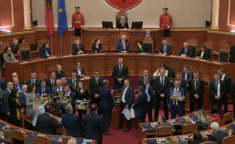 BLLOKIMI I PARLAMENTIT NGA OPOZITA/ Nisma të rëndësishme ligjore në pritje për t’u votuar