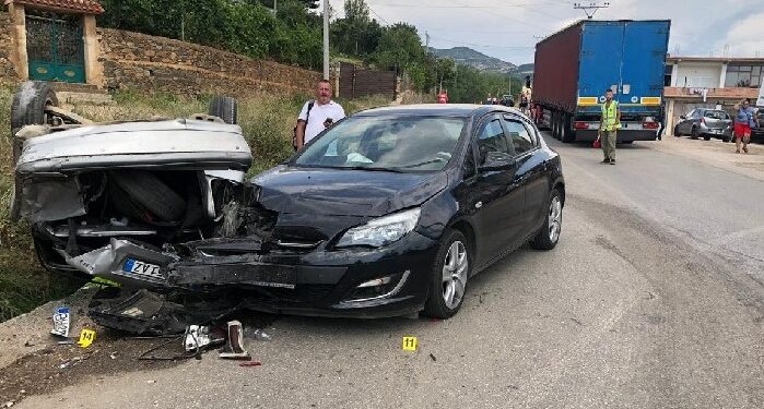 AKSIDENT I FRIKSHËM NË FIER/ Përplasen tre makina, pesë persona të plagosur, mes tyre tre gra! Njëra ‘fluturon’ mbi trotuar