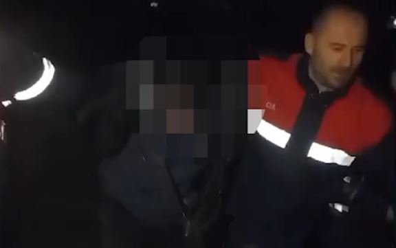 KËRCËNOI ME ARMË BASHKËSHORTEN DHE DY VAJZAT/ 46-vjeçari arrestohet teksa tentonte arratisjen