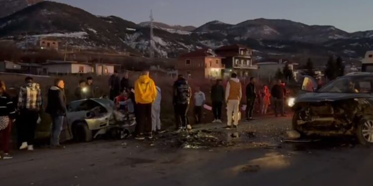 PAMJET E FRIKSHME/ Aksident i rëndë, përplasen 2 makina në aksin Korçë-Kapshticë