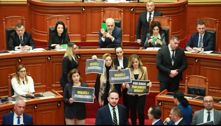 SOT MBLIDHET KUVENDI/ ‘Foltorja’ kaos brenda dhe protestë jashtë! Të enjten pritet të kalojë ligji për bastet online