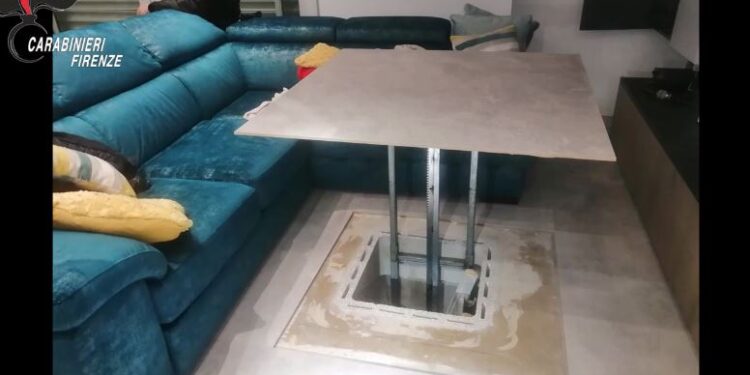 DETAJET/ Dysheme me ashensor, ku fshihej droga që dërgohej nga Shqipëria me gomone