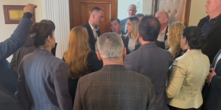 PËRPLASJE NË KOMISIONIN E REFORMËS ZGJEDHORE/ Deputetët e opozitës bllokojnë sallën e takimit