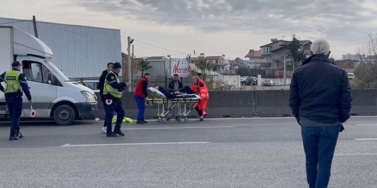 E RËNDË/ Tentoi të kalonte autostradën Tiranë-Durrës, përplaset këmbësori