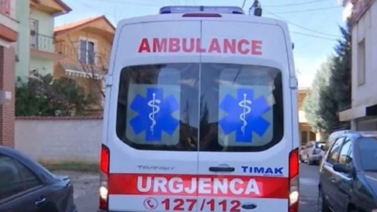 E RËNDË NË KORÇË/ Autorët dhunojnë të moshuarin dhe i grabisin banesën, policia në vendngjarje