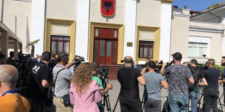 SOT MBLIDHET KUVENDI/ Votohet ligji për kthimin e basteve online, 23 deputetë të përjashtuar