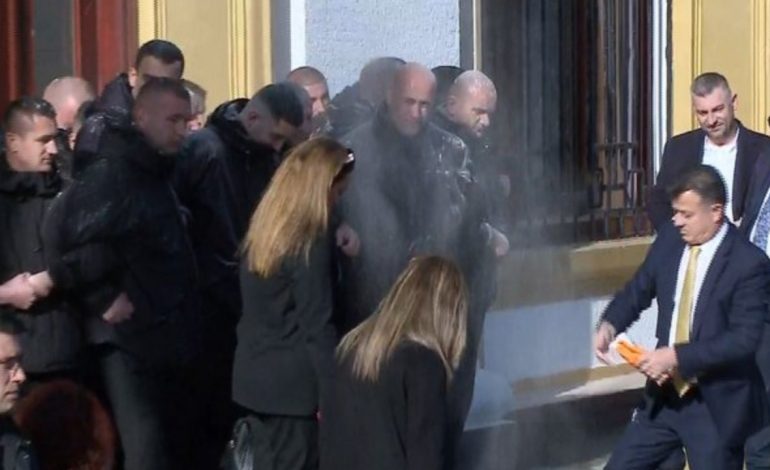TENSIONE SËRISH/ “Rithemelimi” nis kaosin! Noka u hedh miell punonjësve të Gardës