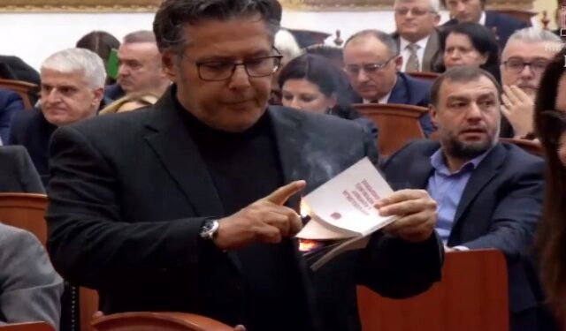 KAOS NË KUVEND/ Paloka: Enver Hoxhës i bëmë sh*rrën! Atë fat do ketë edhe Rama, do ta shihni