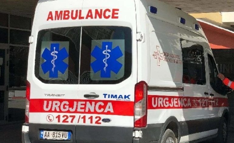 E RËNDË/ Ishte duke punuar në një fabrikë, rrëzohet nga skela 65-vjeçari
