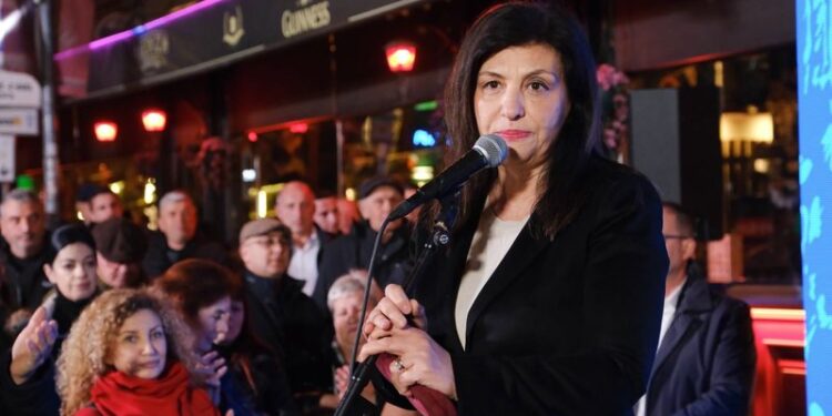 “DO LUFTOJMË PËR DREJTËSI”/ Topalli mesazh mbështetësve poshtë pallatit të Berishës: Situata në Shqipëri nuk i ngjan asnjë vendi…