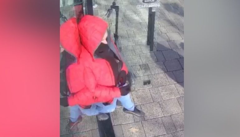 GRABITJE E ARMATOSUR NË TIRANË/ Autori i maskuar merr 15 celularë në dyqanin e telefonave