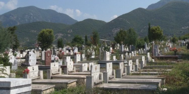SHOKUESE NË FIER/ Dhunohen varret e dy të rinjve, familjarët: S’e dimë nëse janë brenda apo jo