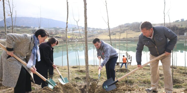 PEMË PËR TË KUJTUAR TË AFËRMIT/ Veliaj: Deri në fund të sezonit mbjellim 100 mijë fidanë; qytetarët e bizneset të bëhen pjesë e nismës