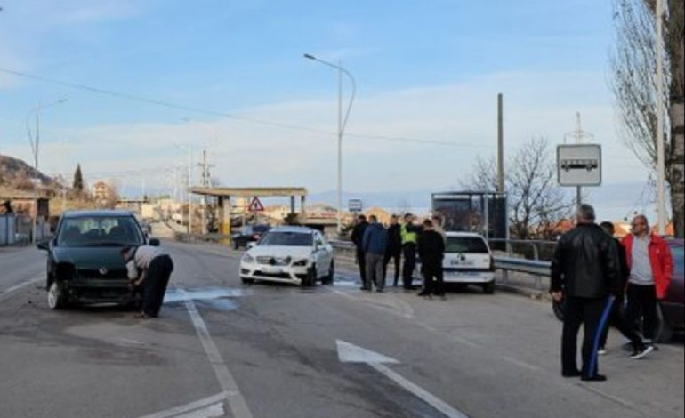 FOTOLAJM/ Aksident në Pogradec, dy automjete përplasen midis tyre