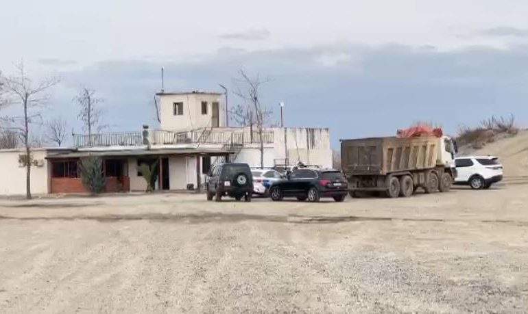 DETAJET/ Autorët hapën zjarr me armë nga jashtë rrethimit të firmës së inerteve, plumbat prekën pronarin dhe ekonomistin, si shpëtoi roja
