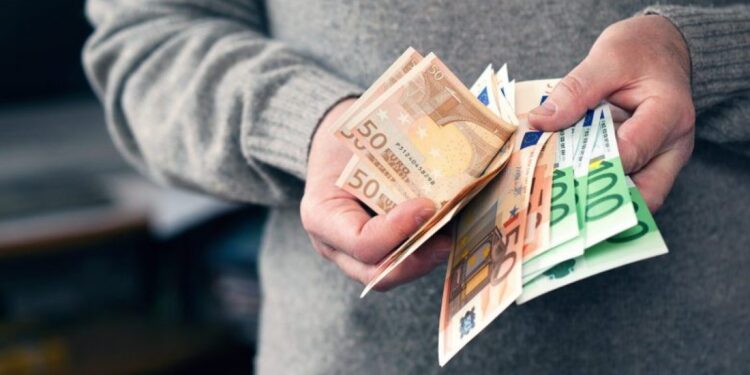 DETAJET/ Si punonjësi i bankës i zhvati 26-vjeçarit mbi 200 mijë euro me premtimin se do ta bënte aksioner në kompaninë turke