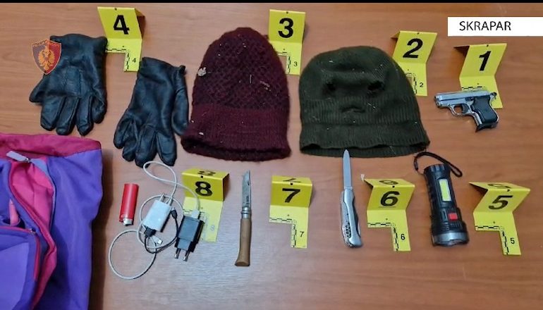 I MASKUAR DHE ME ARMË/ 35-vjeçari kërcënon te renë për t’i vjedhur telefonin! Kalimtari ndërhyn për ta shpëtuar
