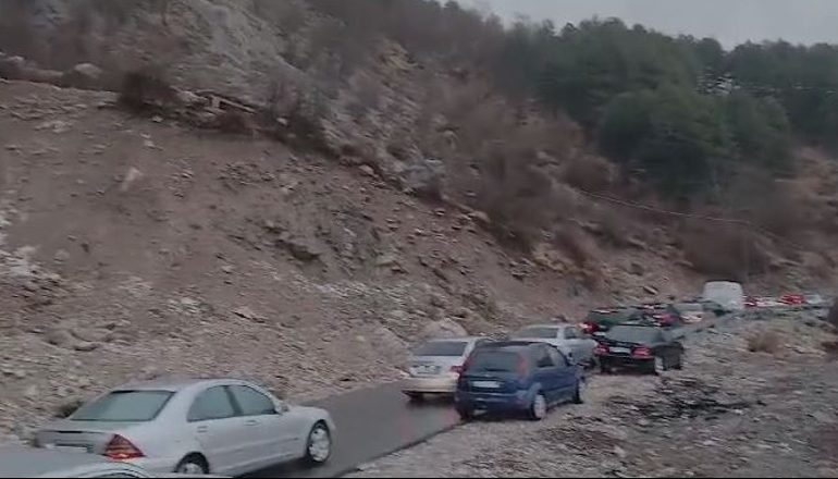 PAMJET/ Makinat rrëshqasin, bllokohet prej më shumë se 1 ore Bypassi në Rrugën e Arbri