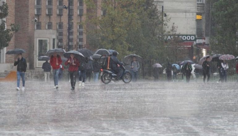 PARASHIKIMI I MOTIT KËTË FUNDJAVË/ E hënë me reshje shiu, por ditët e tjera i lënë vendin diellit