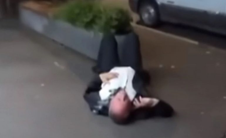 I DEHUR DHE I SHTRIRË NË TOKË/ VIDEO e ish-zv/kryeministrit bën xhiron e rrjetit, plasin polemikat