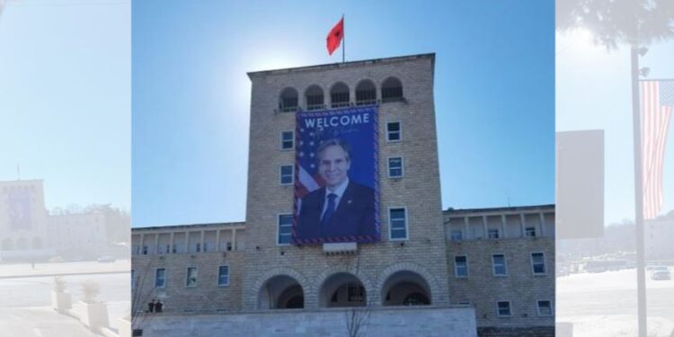 PAMJET/ Tirana “vishet” me flamuj amerikanë, një portret gjigant mirëpret Sekretarin Blinken