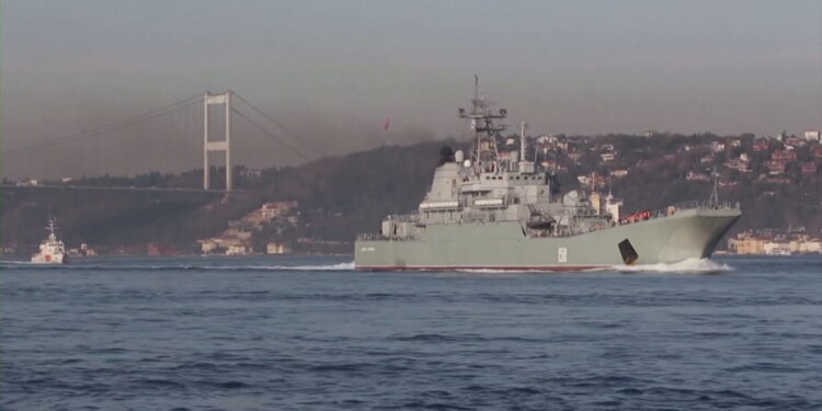 LUFTA/ Ukraina mbyt anijen amfibe ruse, shpërthime në Detin e zi, Rusia vret fëmijë në sulmin raketor