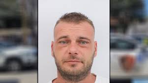 PUBLIKOHET FOTO/ Vrau me thikë pas sherrit banal 47-vjeçarin, arrestohet pas disa orësh autori