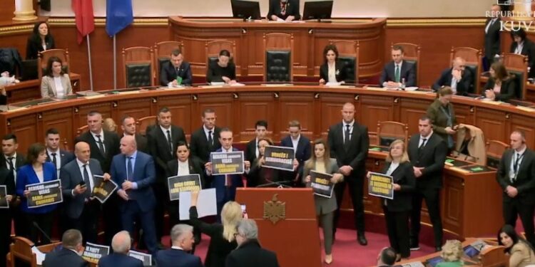 KUVEND/ Rithemelimi ndez zhurmuesit, PD kërkon Ramën: Të mos fshihet pas Blinkenit