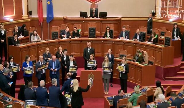 ME 72 VOTA PRO/ PS miraton ligjin për bastet online mes zhurmueseve të opozitës