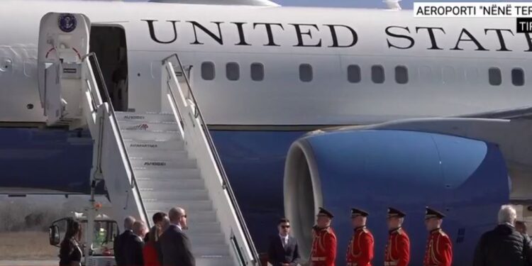 PAMJET/ Mbërrin në aeroportin e Rinasit sekretari amerikan i shtetit, Antony Blinken