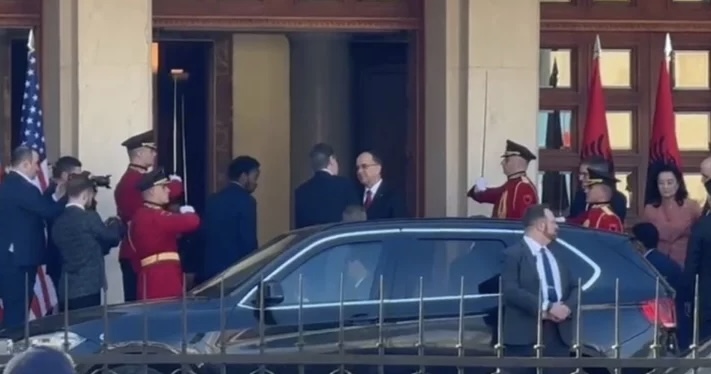 BLINKEN MBËRRIN NË PRESIDENCË/ Nis takimi me Kreun e Shtetit, Bajram Begaj
