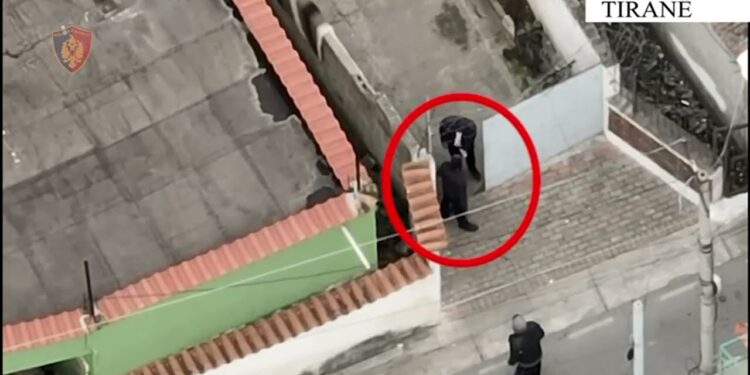 DROGË, ARMË TË FTOHTA DHE SENDE TË KUNDRALIGJSHME/ Arrestohen dy vëllezërit në Tiranë