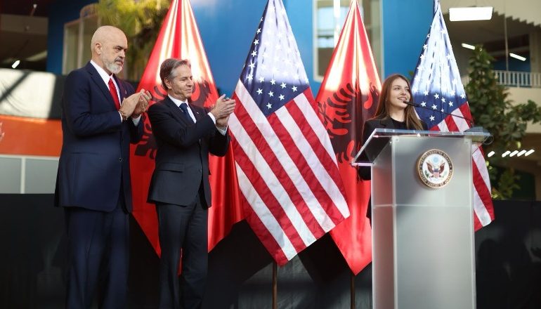 TAKIM ME TË RINJTË TEK PIRAMIDA/ Blinken: Kjo ndërtesë u rindërtua nga fondi shqiptaro-amerikan, simbol i marrëdhënieve SHBA-Shqipëri
