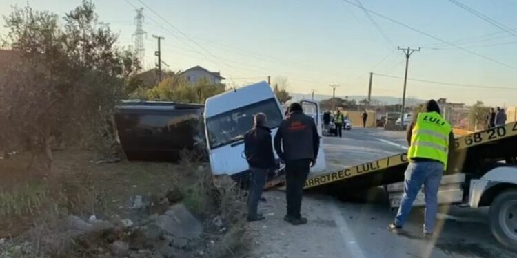 AKSIDENT NË FUSHË KRUJË/ ‘Audi’ përplaset me një furgon: Plagosen 2 shoferët! Njëri prej tyre transportohet drejt ‘Traumës’ (EMRAT)