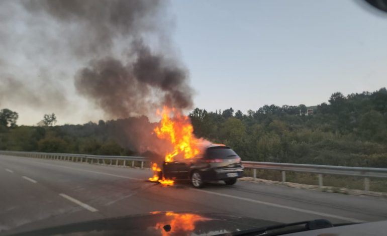 E RËNDË NË VLORË/ Makina shpërthen në flakë teksa ishte në lëvizje, brenda ishin dy persona