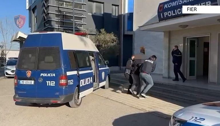 SHOKUESE/ I shpërndau gruas video intime në rrjetet sociale dhe e dhunonte, pranga 29-vjeçarit në Fier