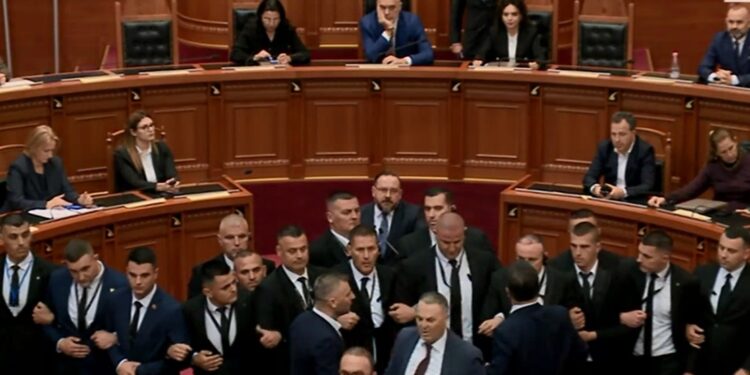 KAOSI NË KUVEND/ Nikolla-Nokës: T’ju vijë turp, jeni të përjashtuar. Po provokoni…