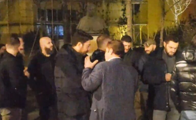 PROTESTA KOMBËTARE E PD-SË/ Në shesh dhe fëmijët e Sali Berishës