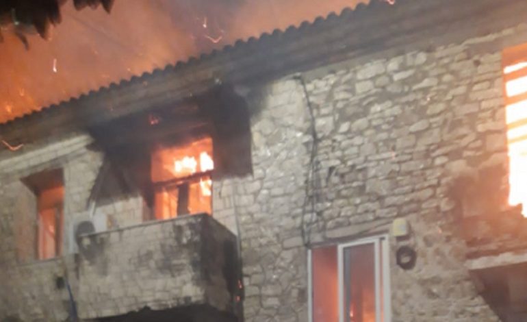 E RËNDË/ Shkrumbohen plotësisht banesat në Gjirokastër, ishin në pronësi të dy vëllezërve