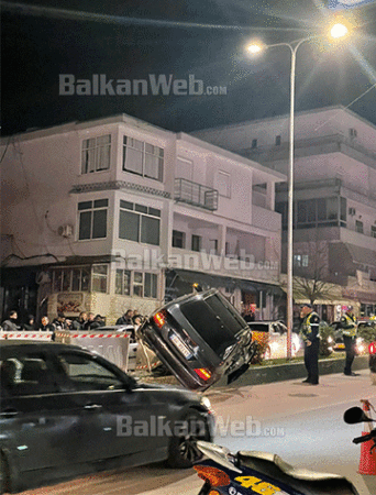 AKSIDENT NË GJIROKASTËR/ Makina humb kontrollin dhe përfundon mbi bordurë