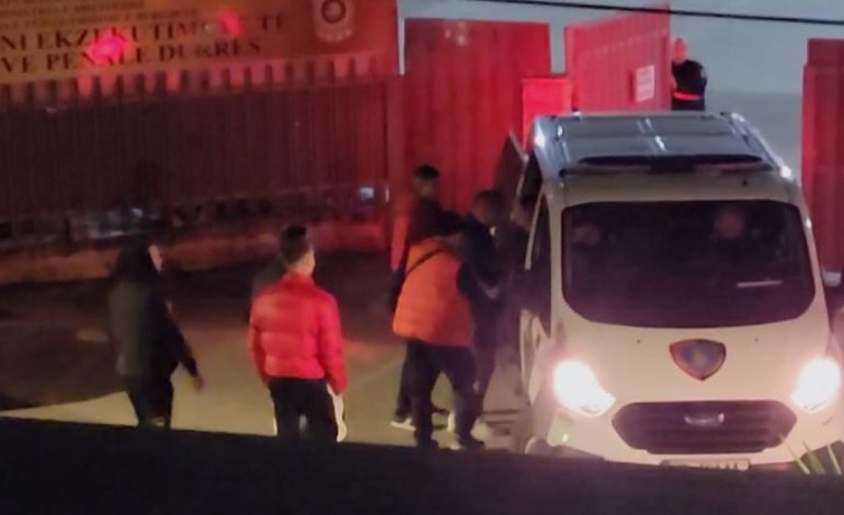 EKzEKUTOHET MASA E RE E SIGURISË PËR VANGJUSH DAKON/ Pamje nga momenti ku transferohet drejt shtëpisë