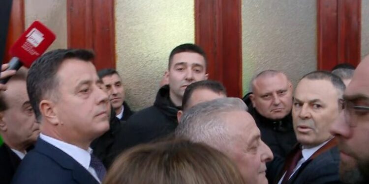 “HAPE RRUGËN…”/ Deputetët e Berishës përplasen me Gardën: Edhe Enver Hoxha nuk i pengonte deputetët