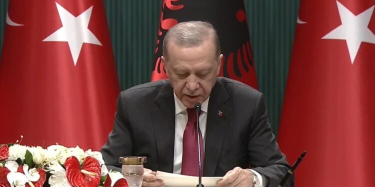 "DO VIJOJMË INVESTIMET NË SHQIPËRI"/ Erdogan-Ramës: Pastroni vendin nga “mbetjet gyleniste”