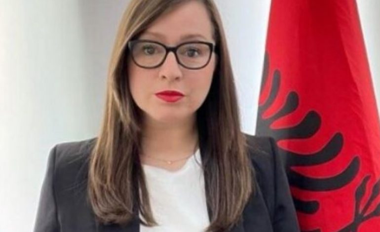 SHKARKOHET NGA DETYRA ZËVËNDËS MINISTRJA E ARSIMIT/ Ishte denoncuar për tenderin 64 mln lekë për kaçavida dhe gozhda